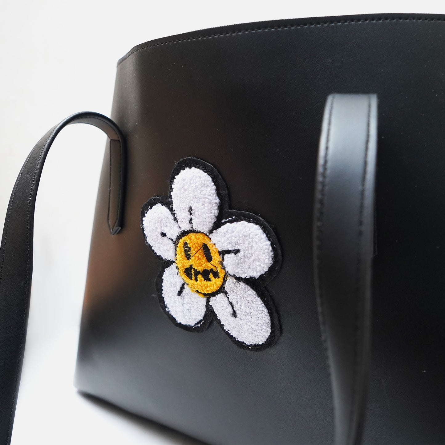 Daisy flower black tote