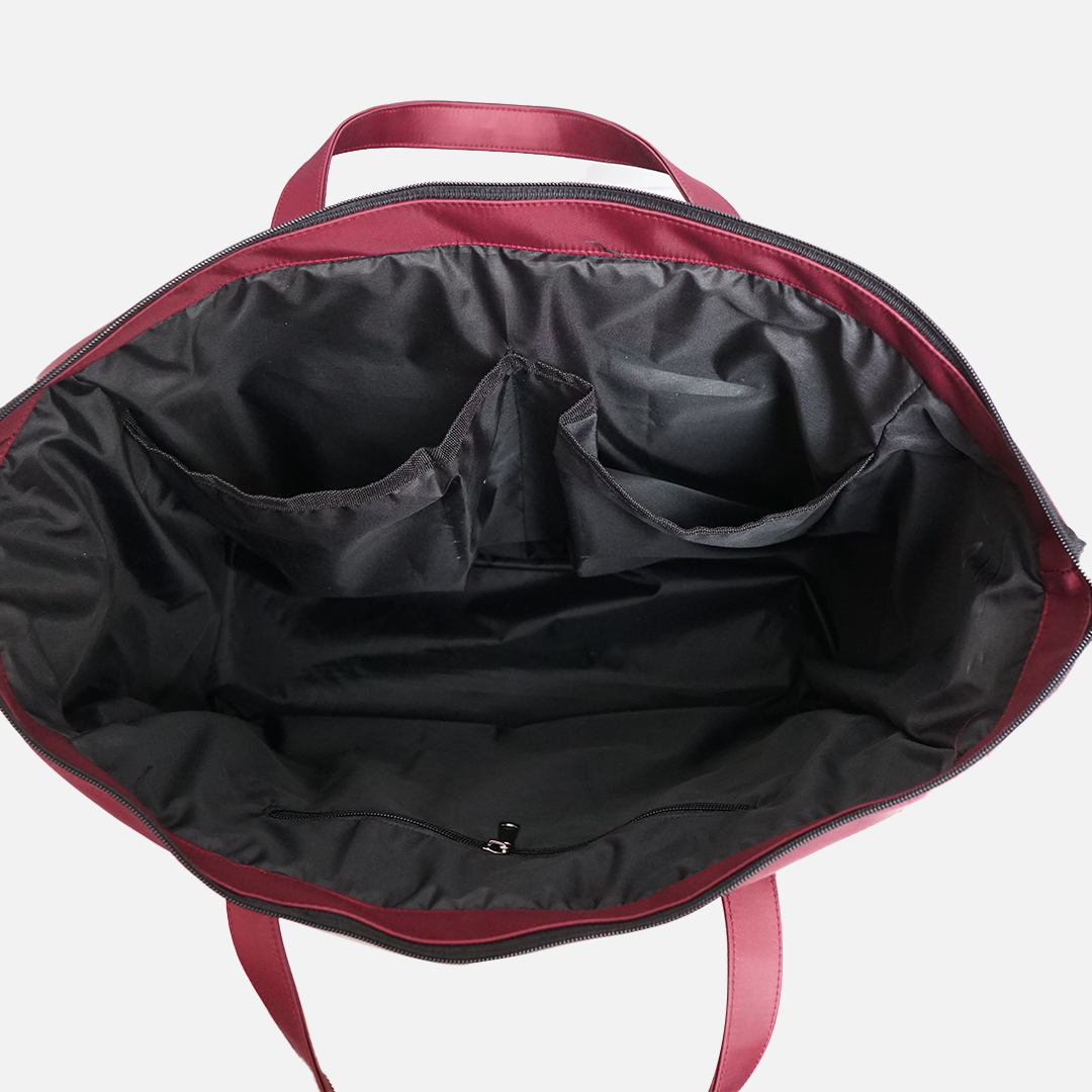 Premium zipper detail of maroon diaper bag